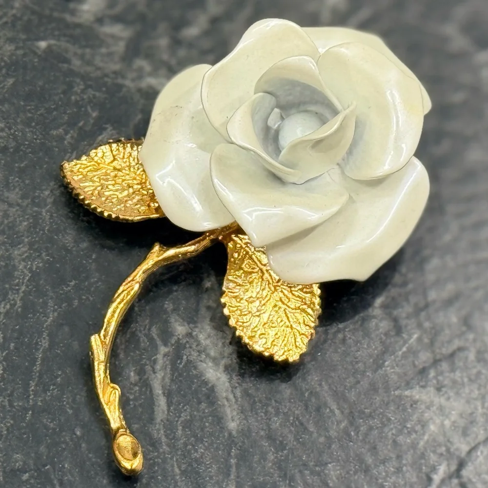GIOVANNI White Rose with Gold Tone Leaves Brooch